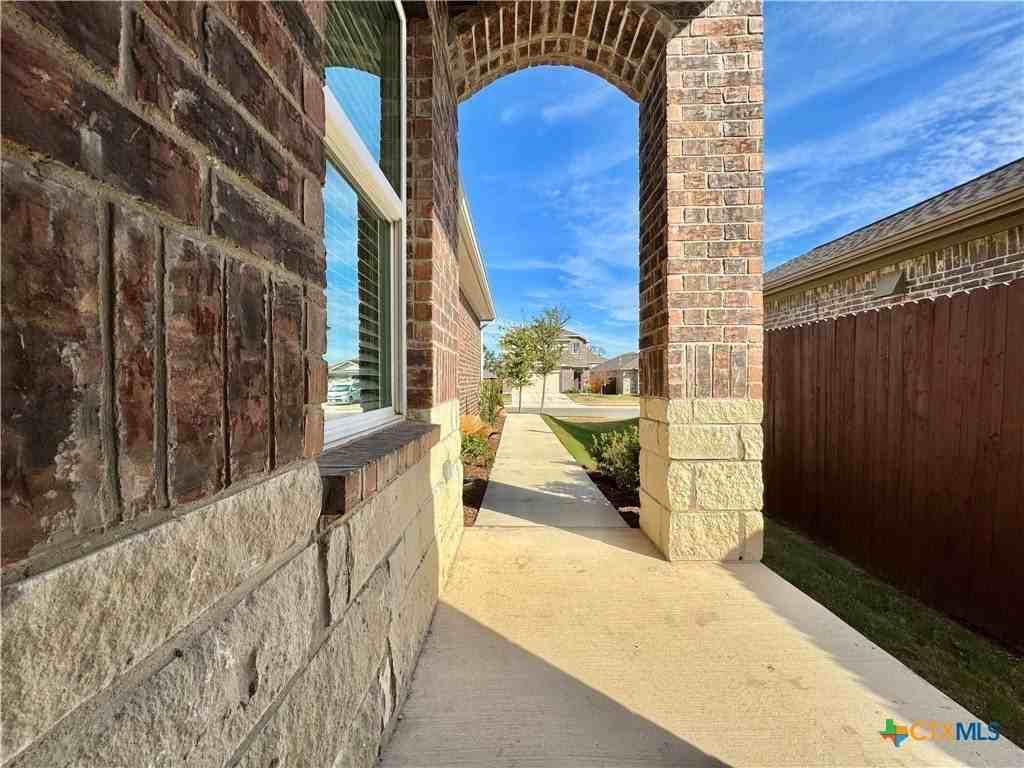224 Yoakum St - Photo 4 of 39