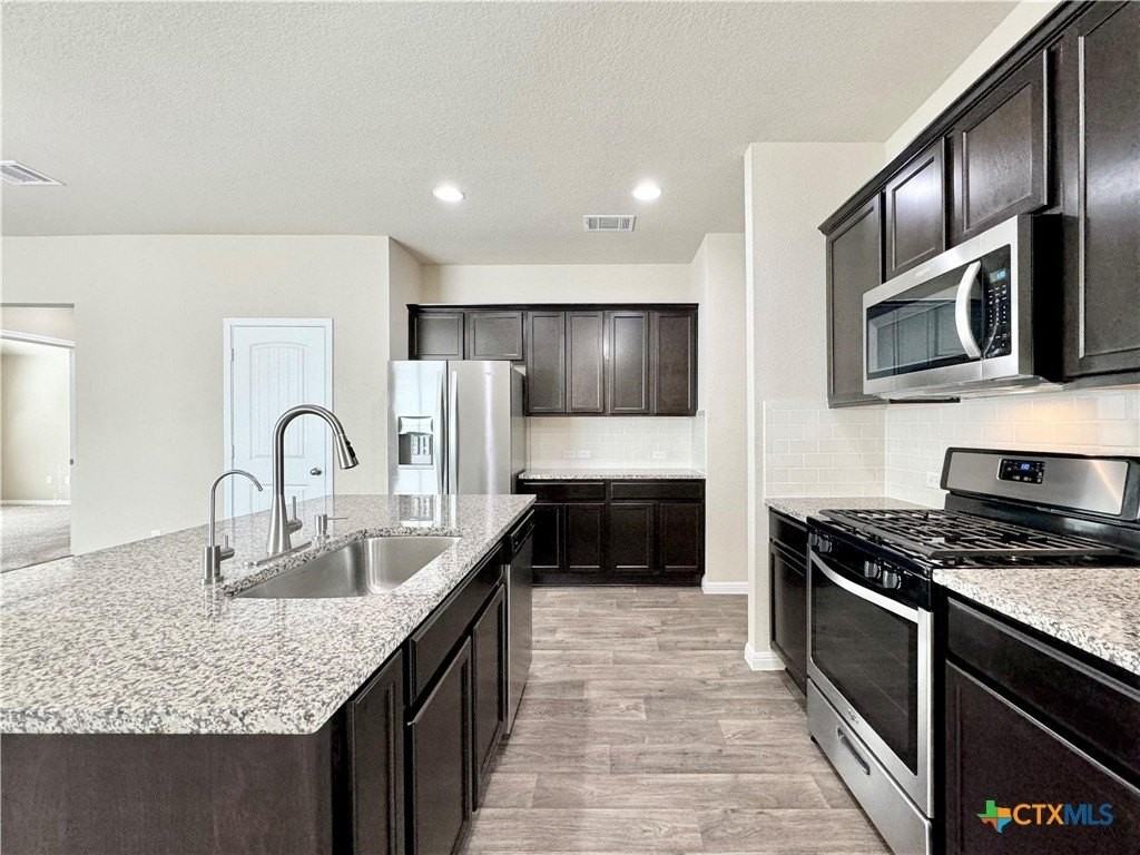 224 Yoakum St - Photo 5 of 39