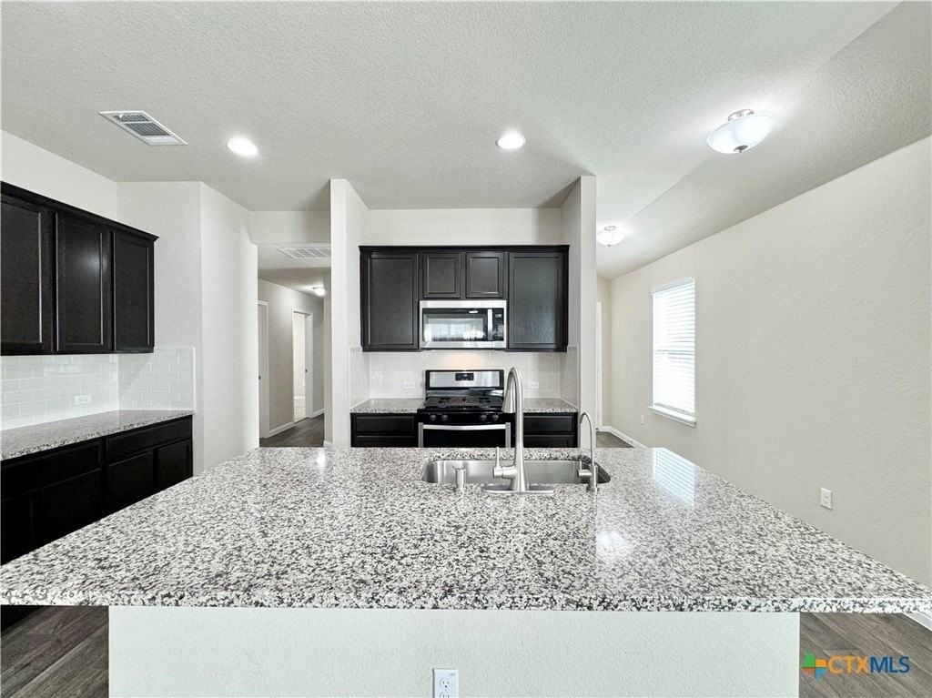 224 Yoakum St - Photo 7 of 39