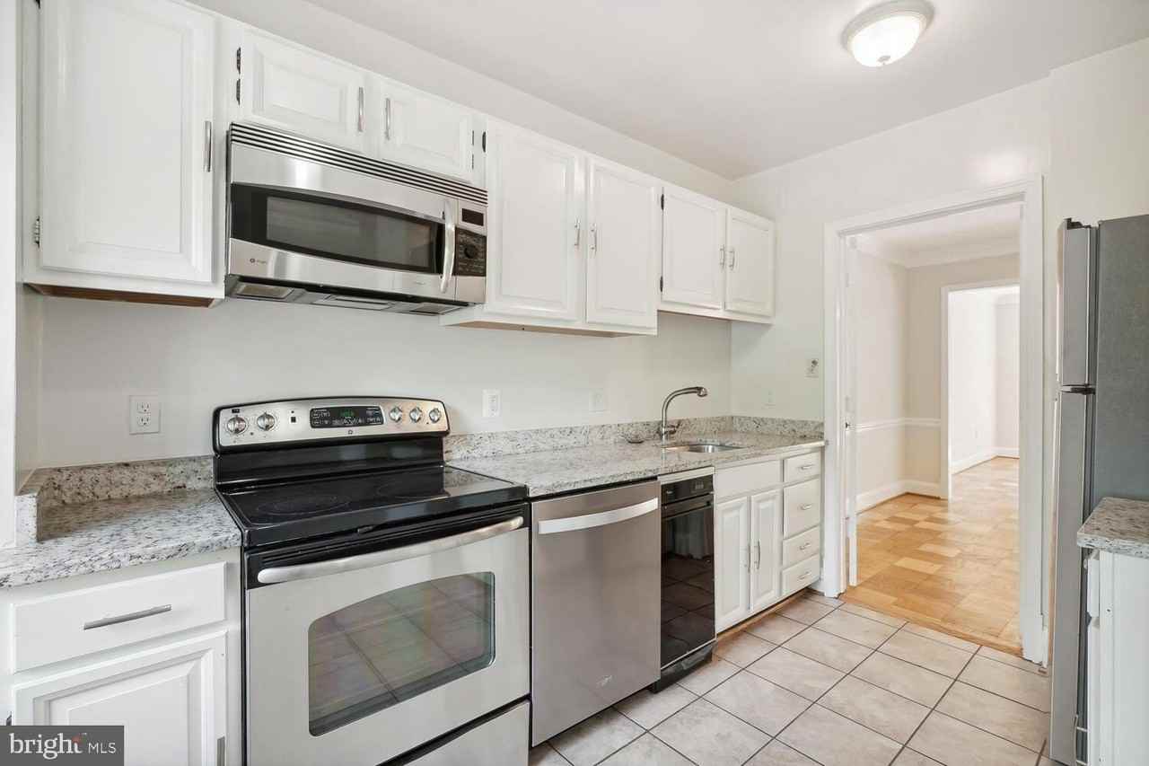 3231 Sutton Pl Nw #A - Photo 6 of 17