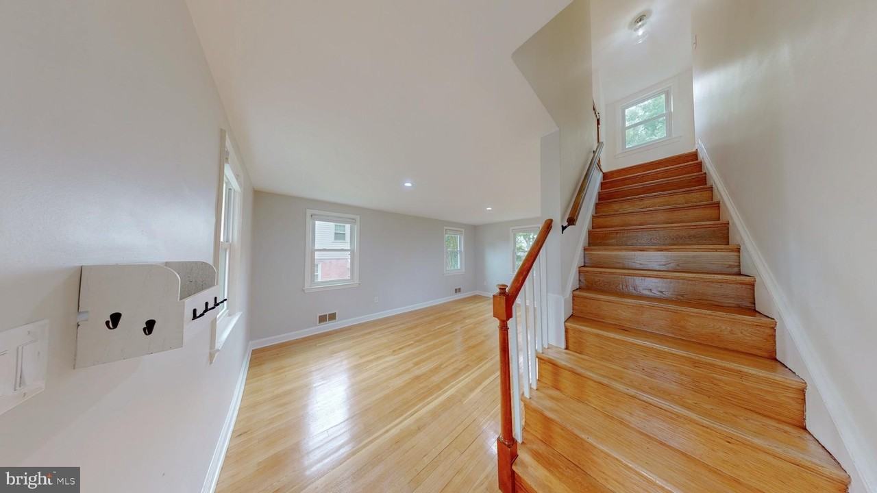 2410 Dexter Ave - Photo 6 of 22