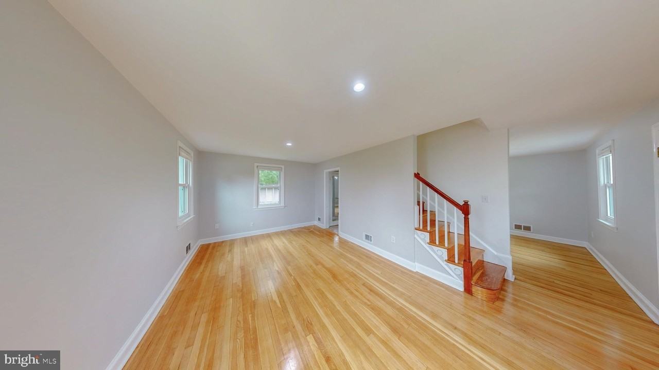 2410 Dexter Ave - Photo 7 of 22