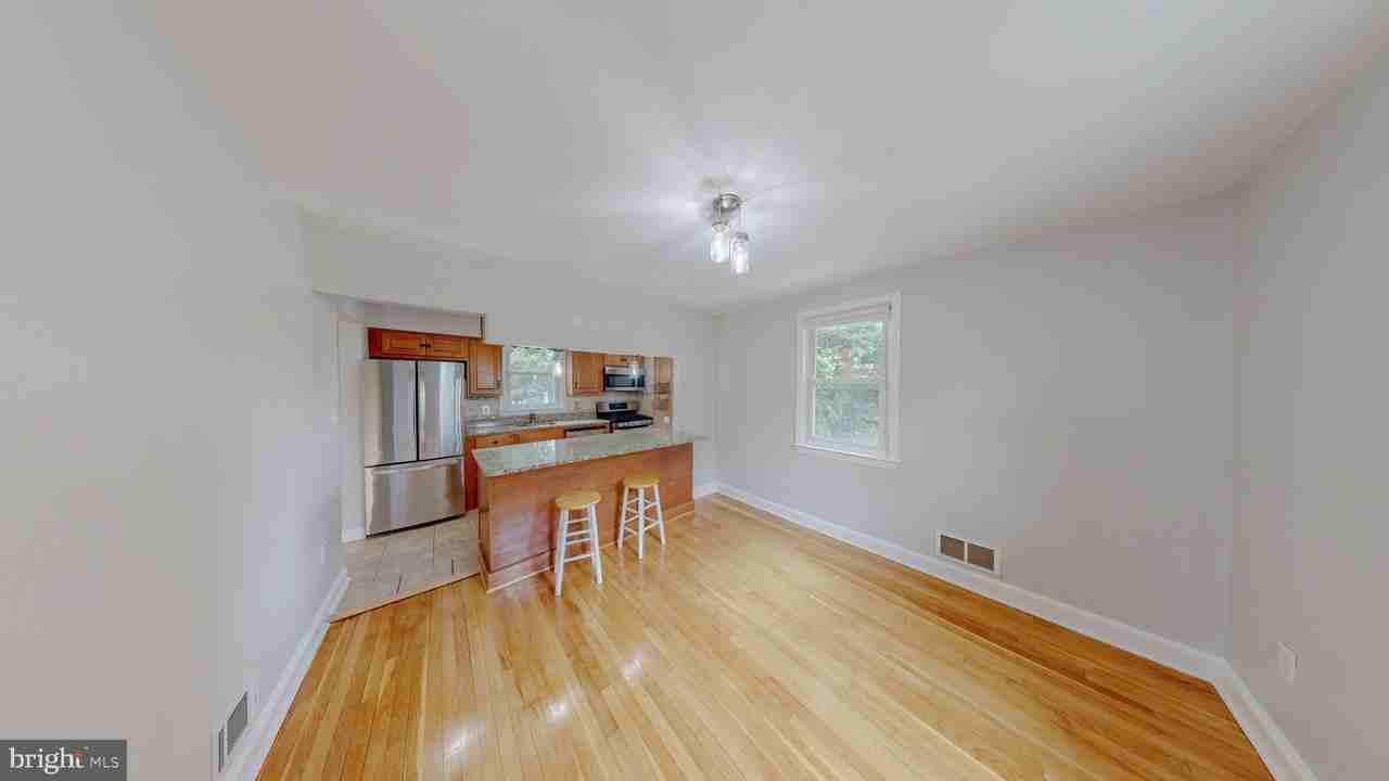 2410 Dexter Ave - Photo 4 of 22