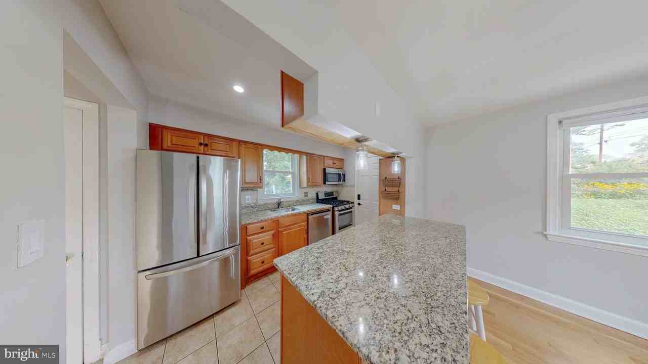 2410 Dexter Ave - Photo 2 of 22