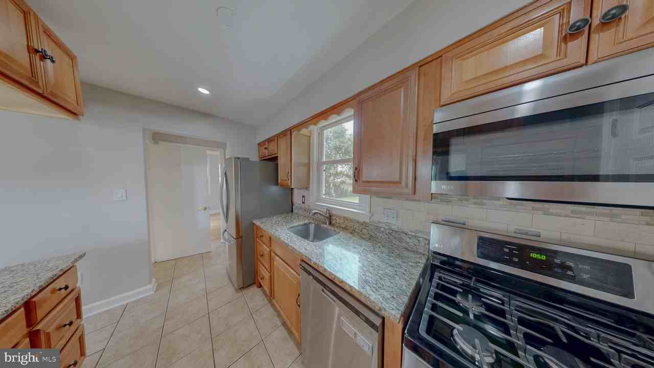 2410 Dexter Ave - Photo 5 of 22
