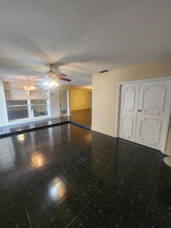 225 S Sequoia Dr - Photo 5 of 49
