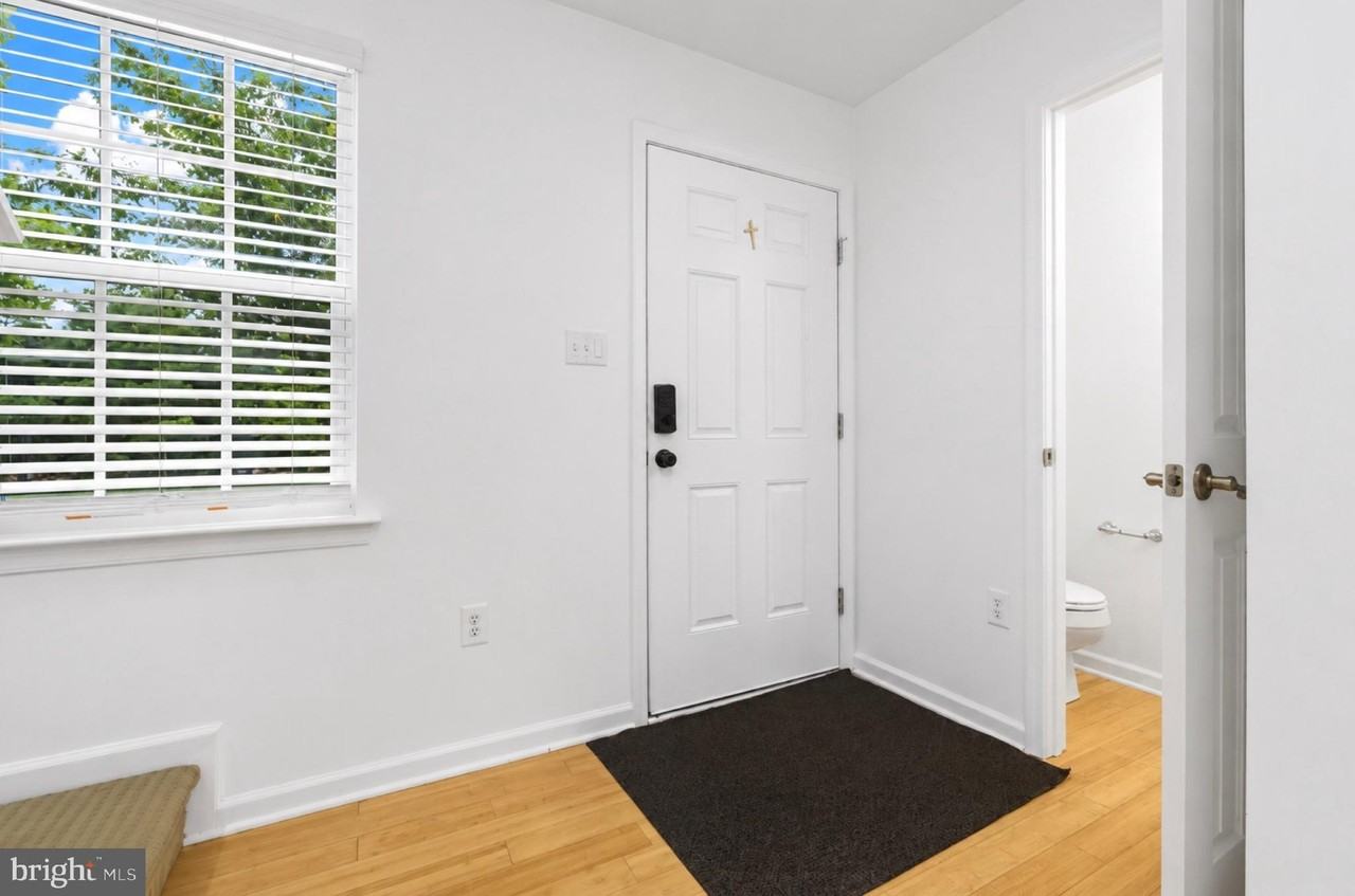 9448 Alloway Dr - Photo 3 of 37