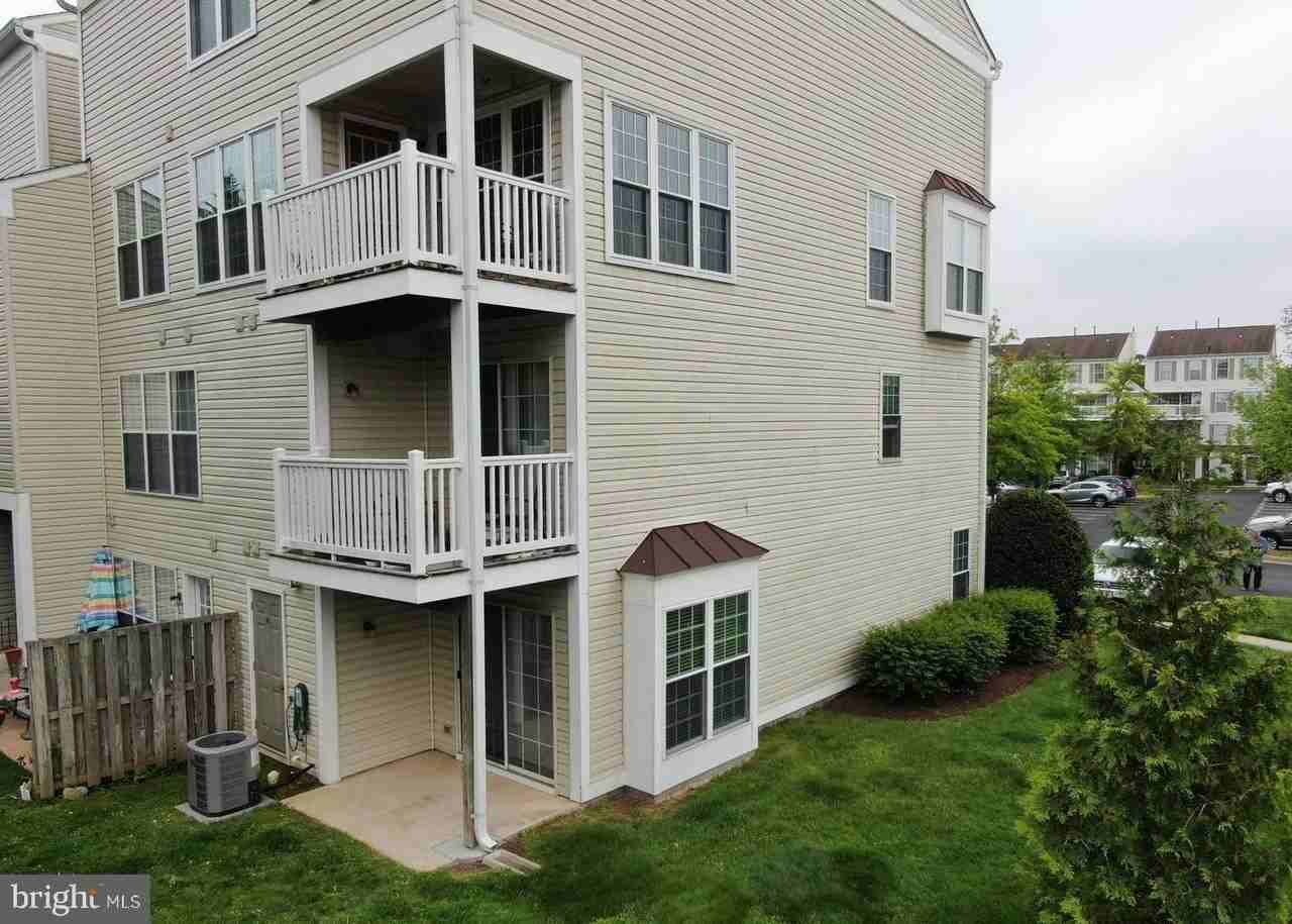 46920 Courtyard Sq - Photo 4 of 17