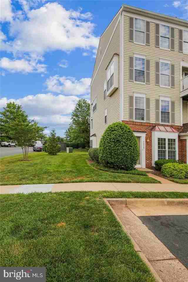 46920 Courtyard Sq - Photo 7 of 17
