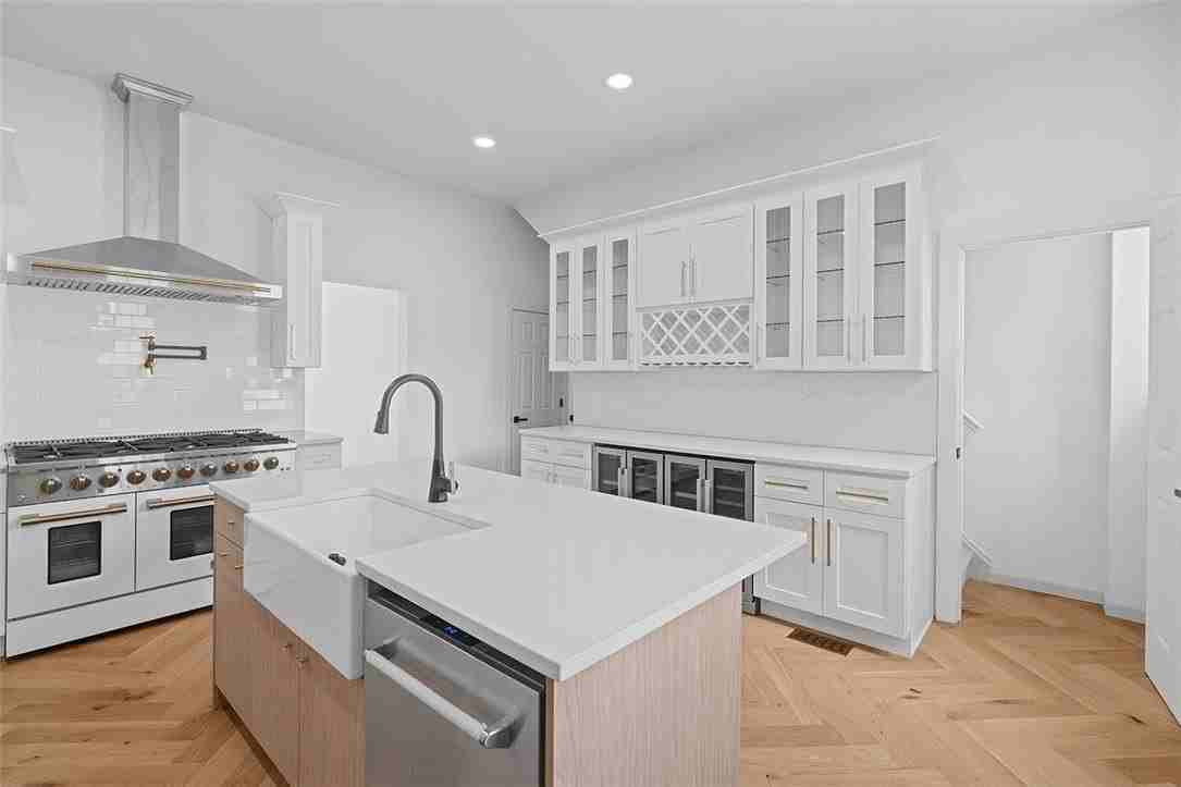 295 38th St - Photo 5 of 20