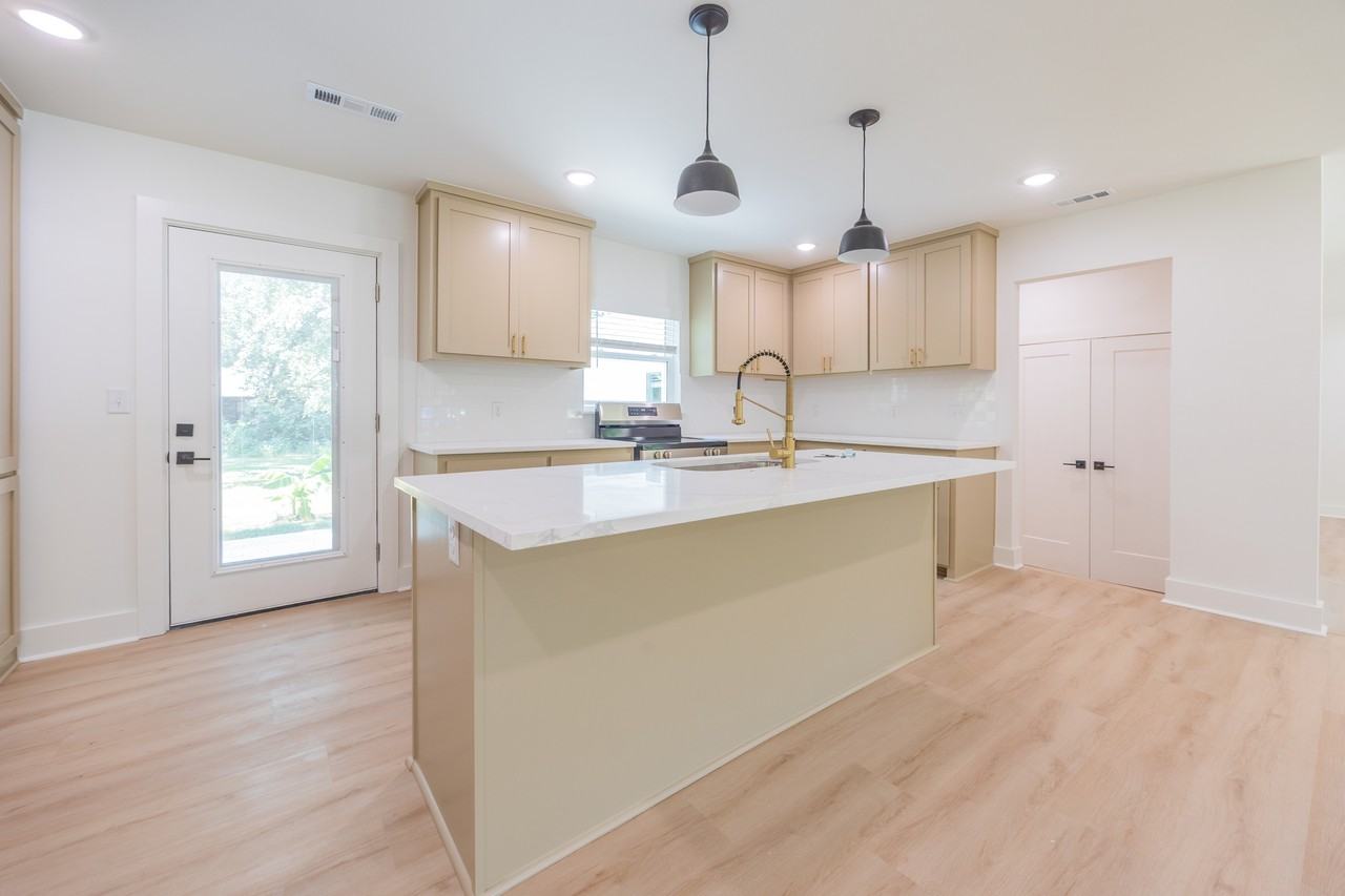 2305 S Laverne Ave #1 - Photo 3 of 14