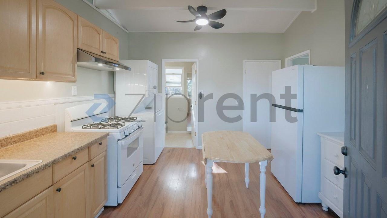 14222 Chester Ave #B - Photo 3 of 23