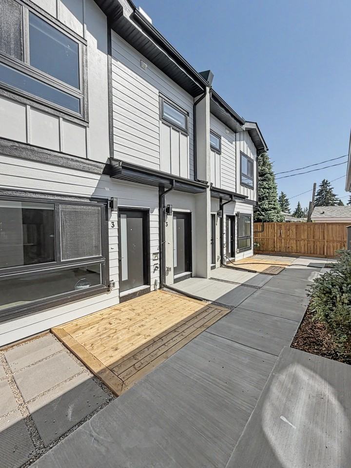 3119B 45 St Sw - Photo 3 of 11