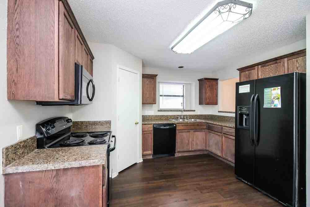 819 Mayfield Dr - Photo 4 of 15