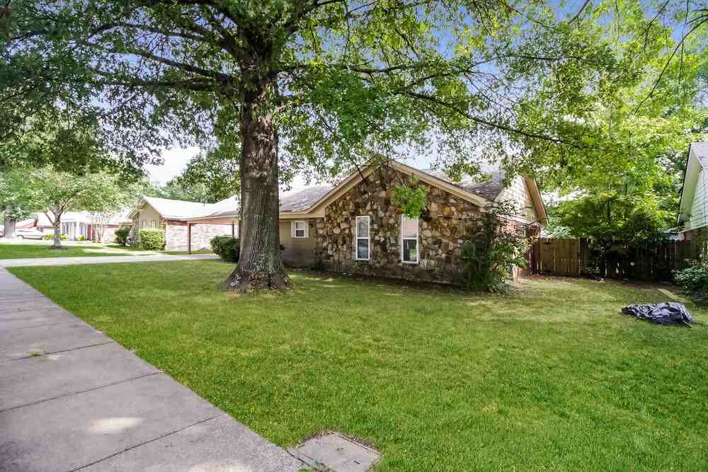 4102 Royalcrest Dr - Photo 3 of 25