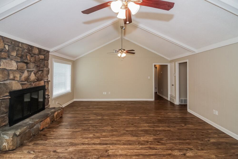 4102 Royalcrest Dr - Photo 5 of 25