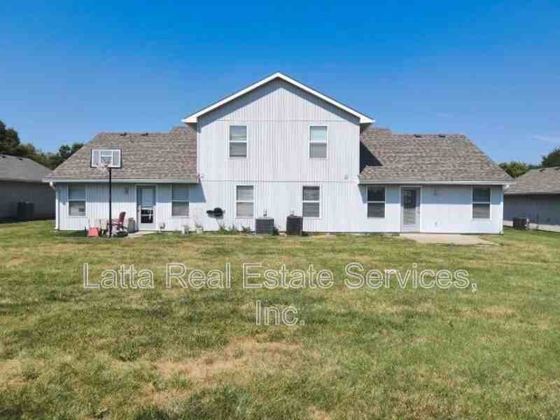 1101 Nw Willow Dr - Photo 2 of 13