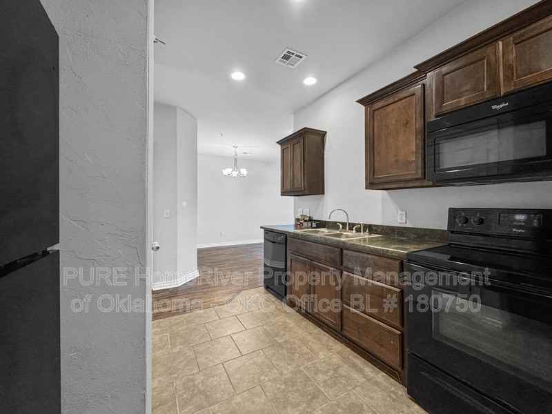 922 Sw 92nd St - Photo 5 of 23