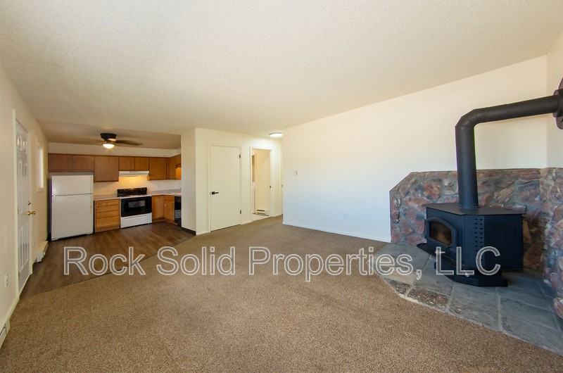 1825 Edgewater Ave - Photo 4 of 17