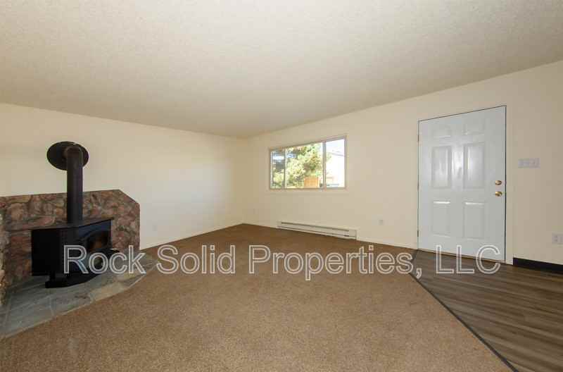 1825 Edgewater Ave - Photo 6 of 17
