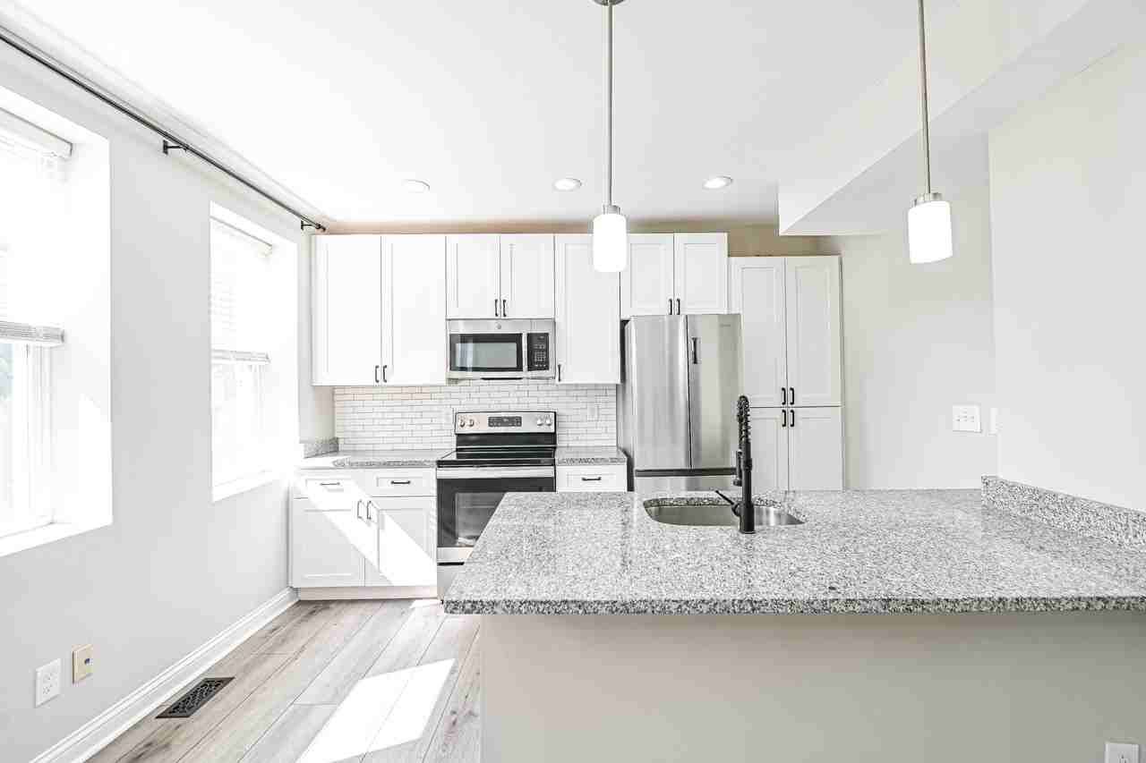 2823 Ashland Avenue - Photo 3 of 40