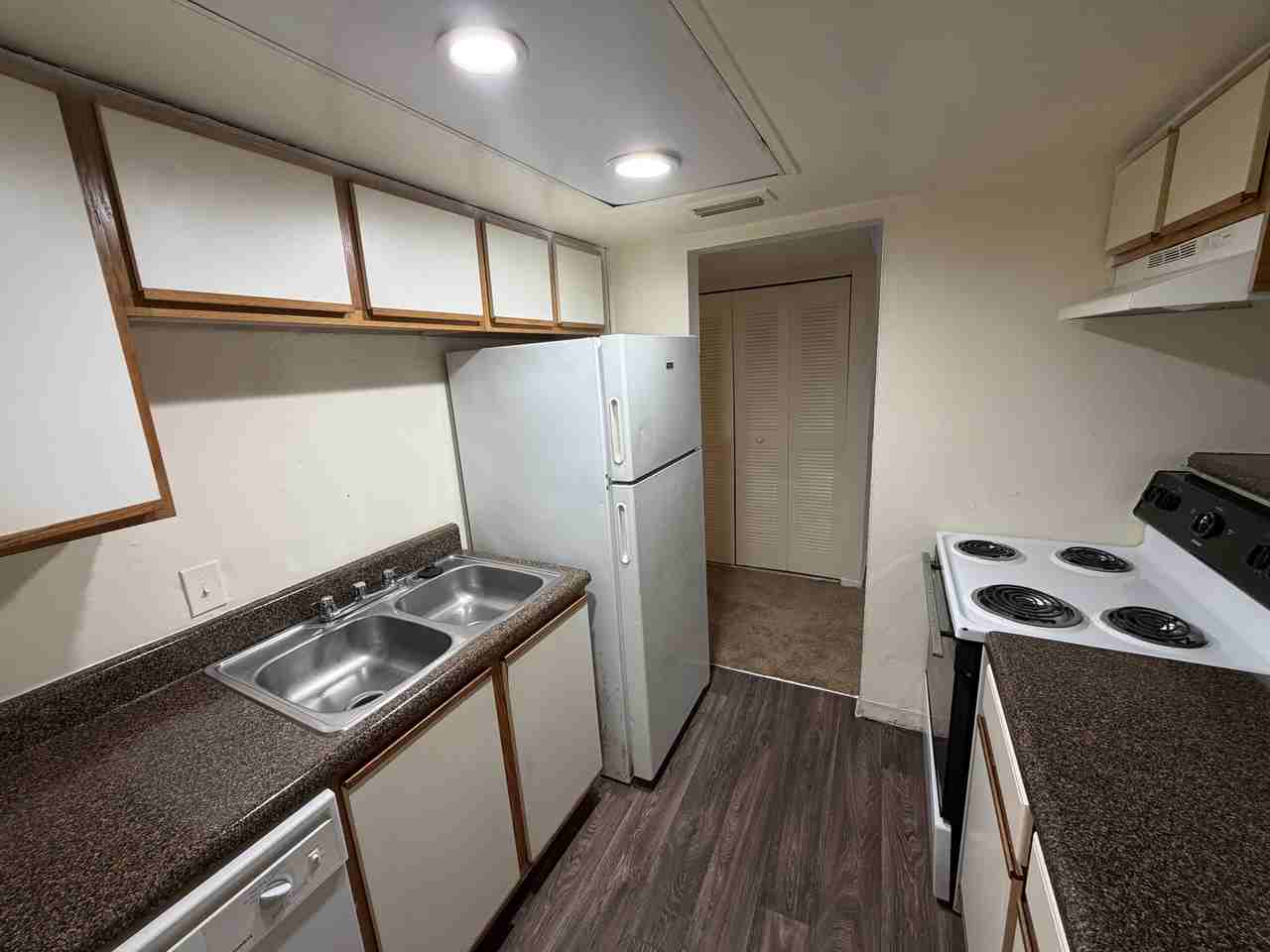 Sumerset Apartments - Photo 7 of 42