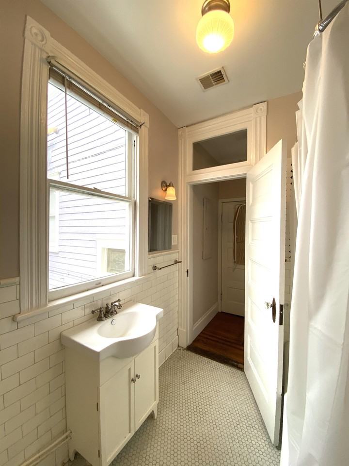 118 East 31st Street - Photo 4 of 18