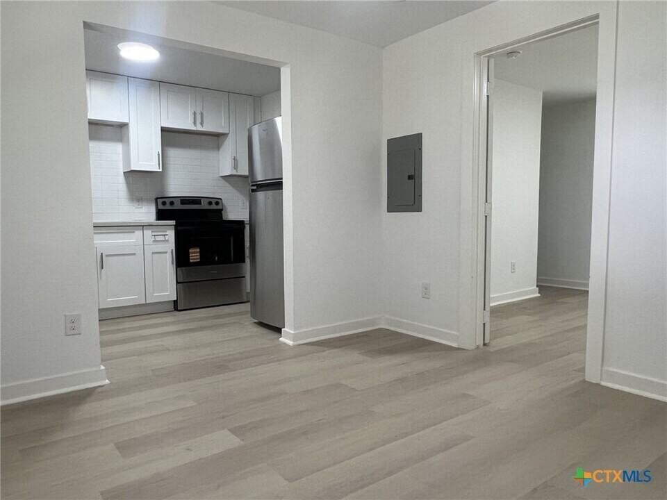 201 Lowery Drive - Photo 2 of 30