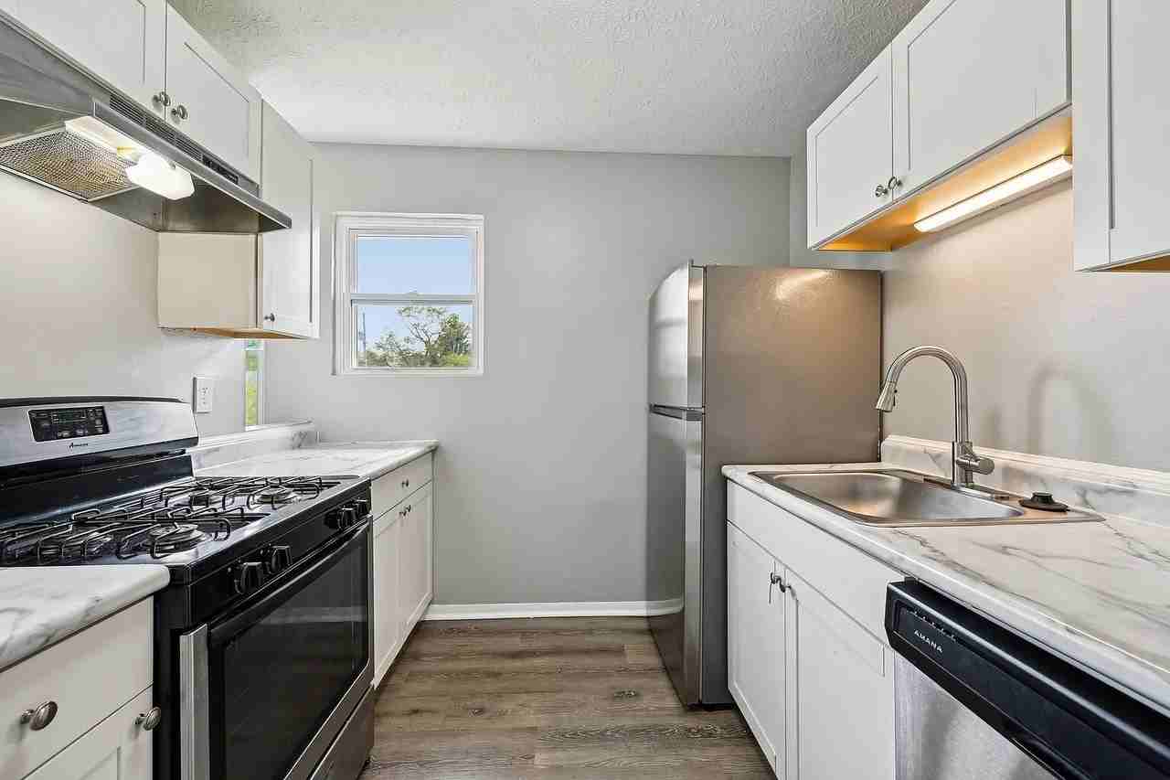 925 West 5th Street - Photo 2 of 50