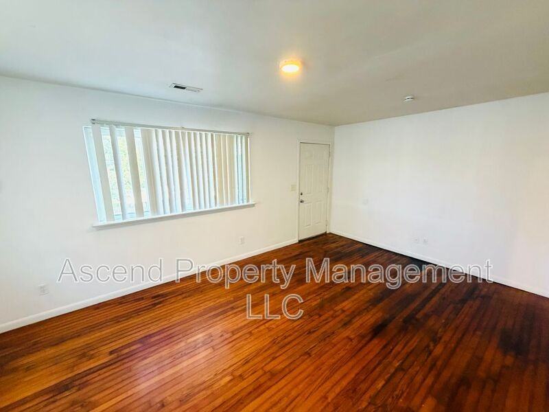 1113 Jarvis Ave - Photo 5 of 9