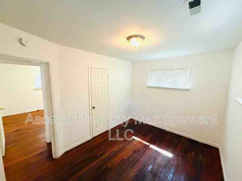 1113 Jarvis Ave - Photo 7 of 9