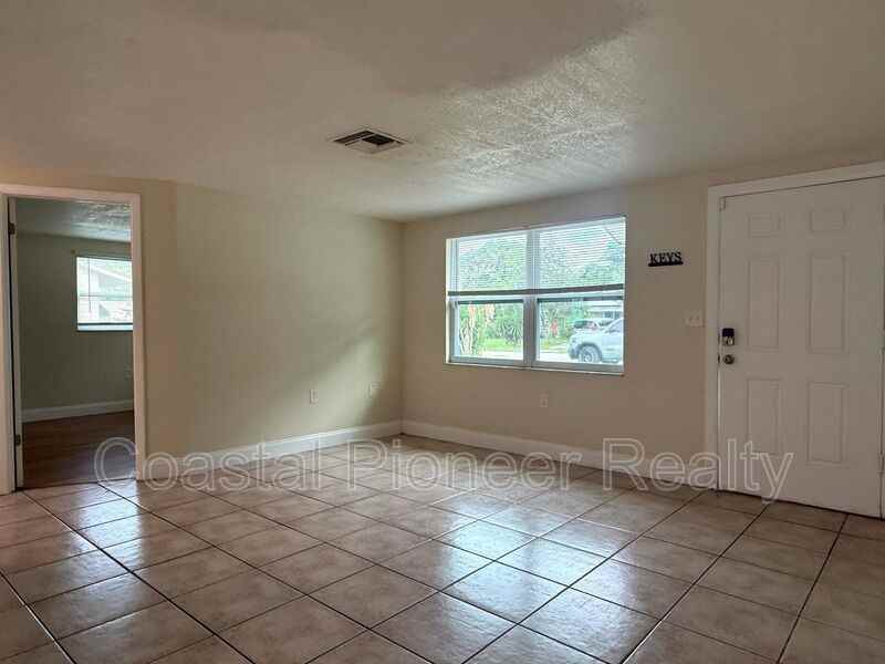 7908 Butler Ave - Photo 2 of 20