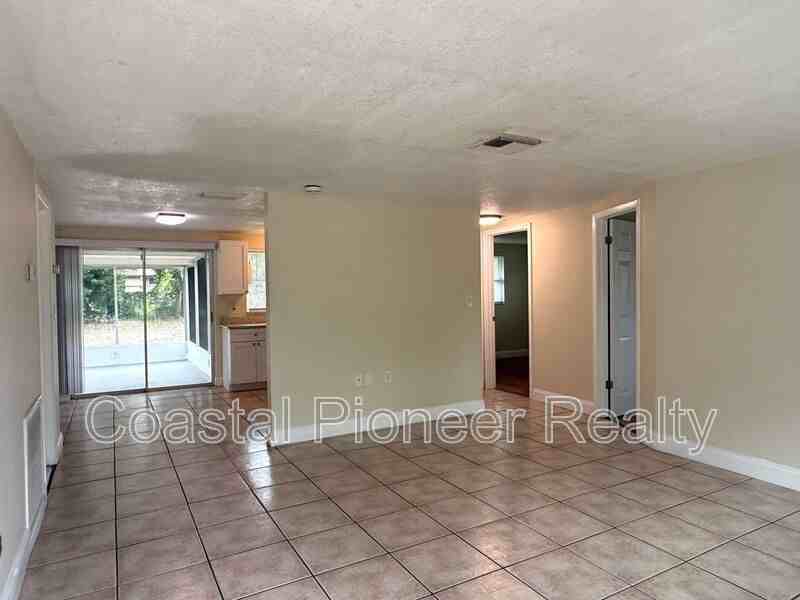 7908 Butler Ave - Photo 3 of 20