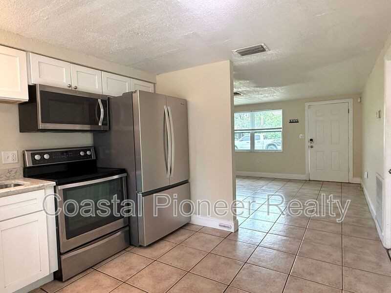 7908 Butler Ave - Photo 4 of 20