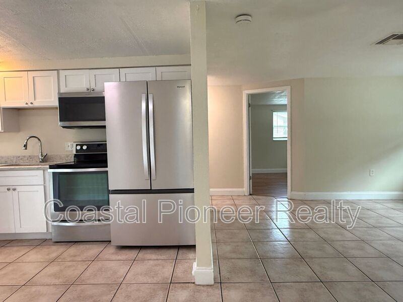 7908 Butler Ave - Photo 6 of 20