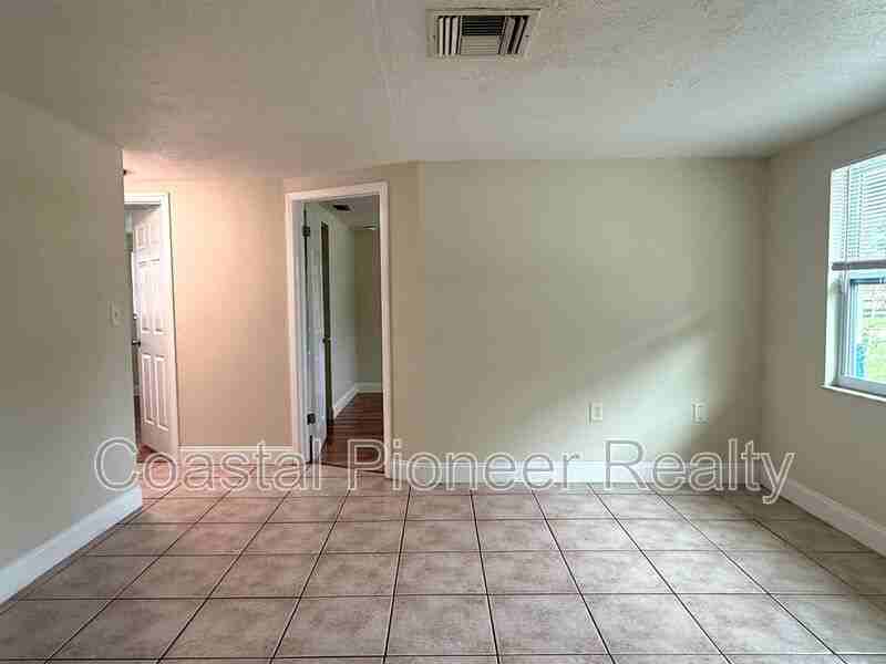 7908 Butler Ave - Photo 7 of 20