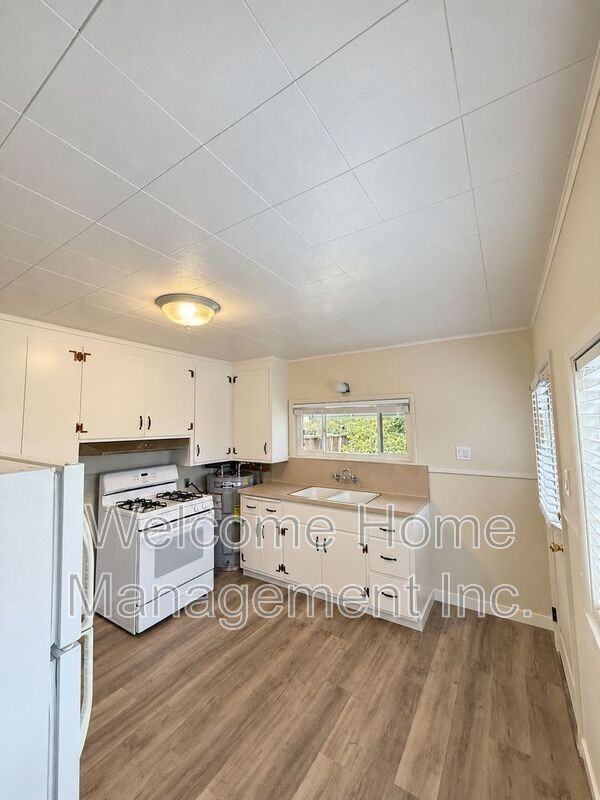 477 Grove Way - Photo 5 of 13