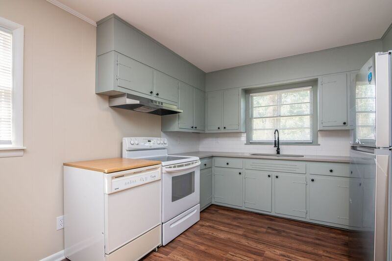 325 Joan Ave - Photo 5 of 26