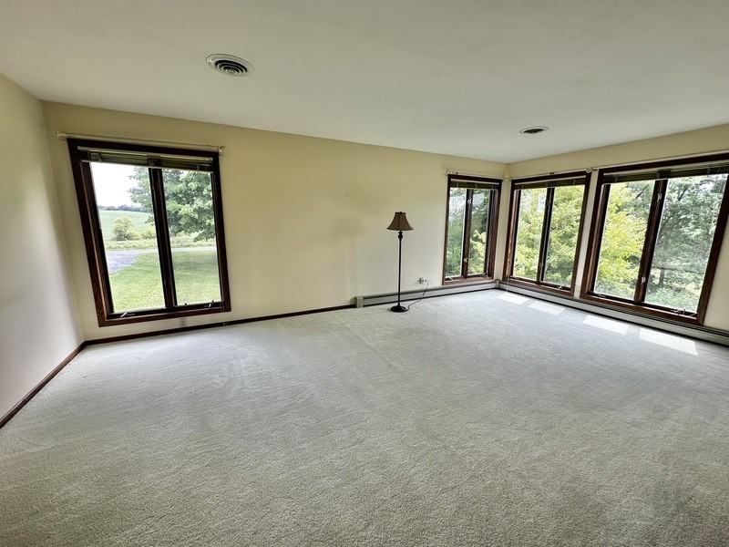 9519 Mullen Ln - Photo 5 of 33