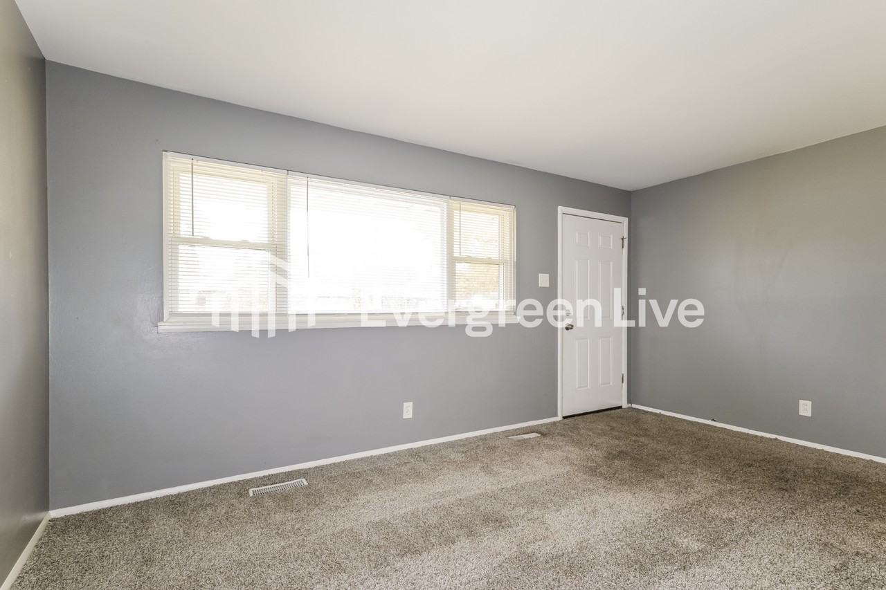 1570 Mullanphy Rd - Photo 3 of 15