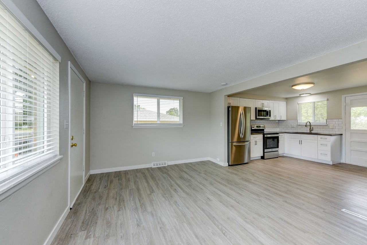 Two Bedroom/One Bathroom - Photo 4 of 16