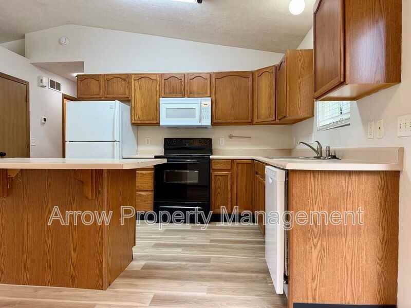 202 W Irving St - Photo 2 of 27