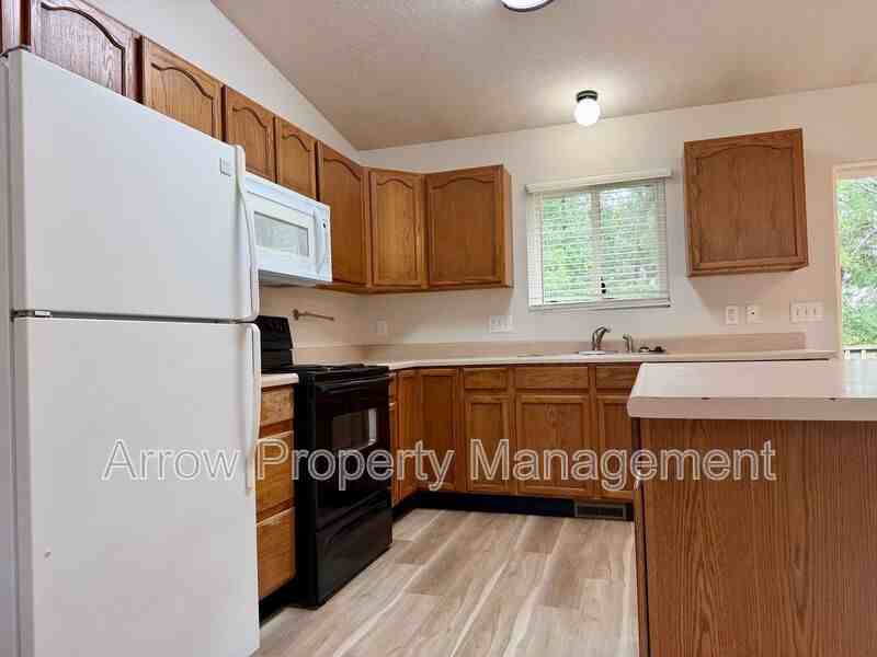 202 W Irving St - Photo 3 of 27