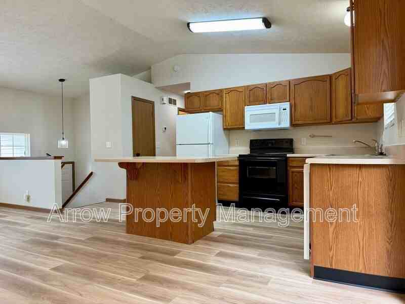 202 W Irving St - Photo 4 of 27