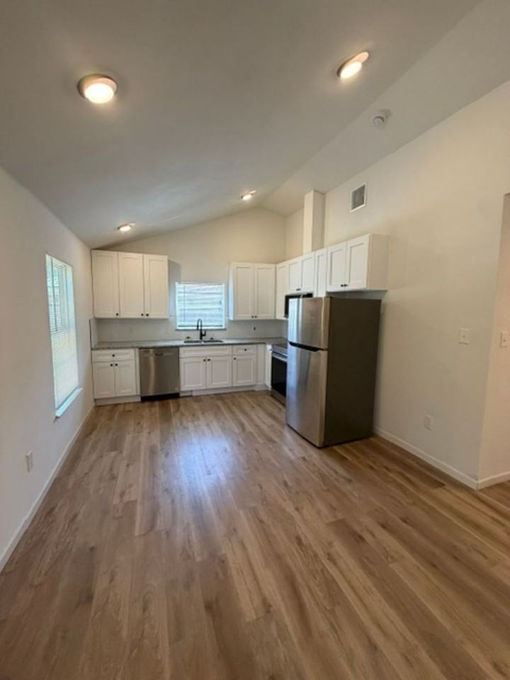 2123 Burnett Ave - Photo 3 of 10