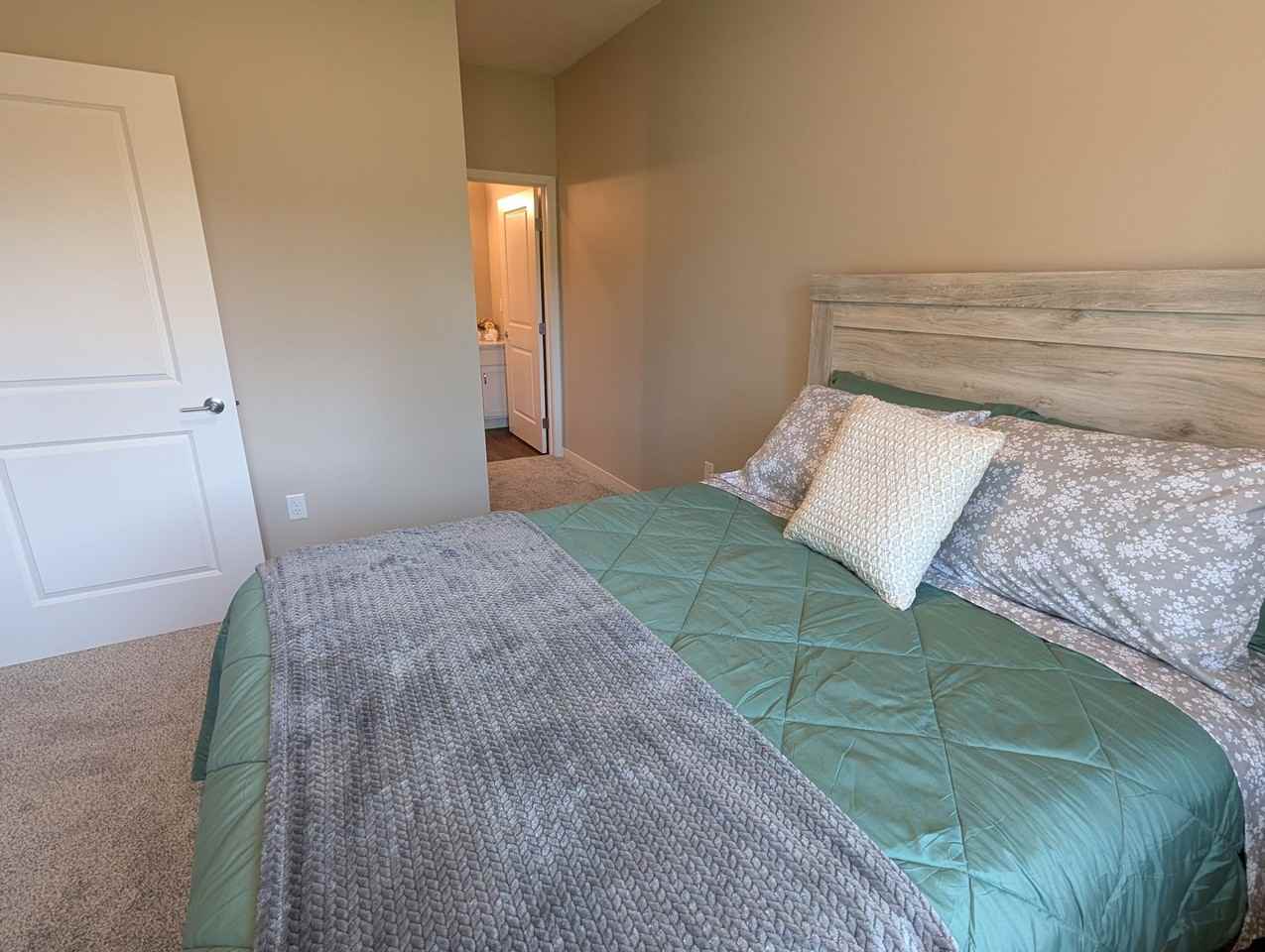 The Banks Apartments - Photo 6 of 11