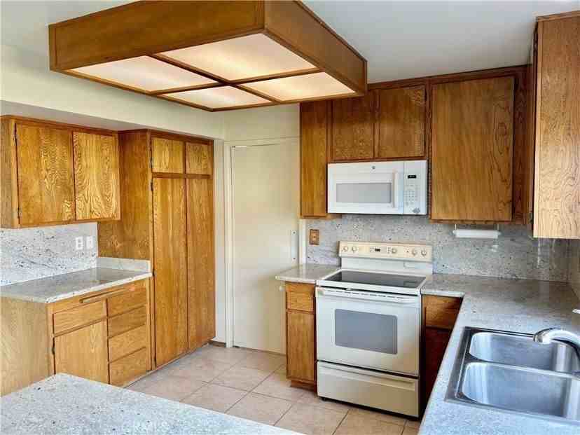 439 Tupelo Ct - Photo 4 of 11