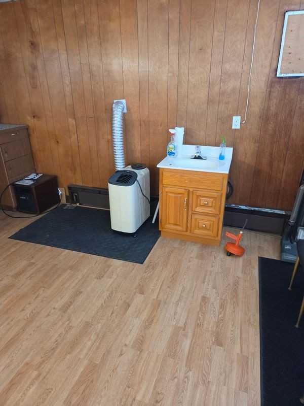 130 Crocker St - Photo 5 of 7