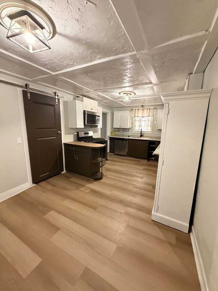 401 E 10th St - Photo 7 of 26