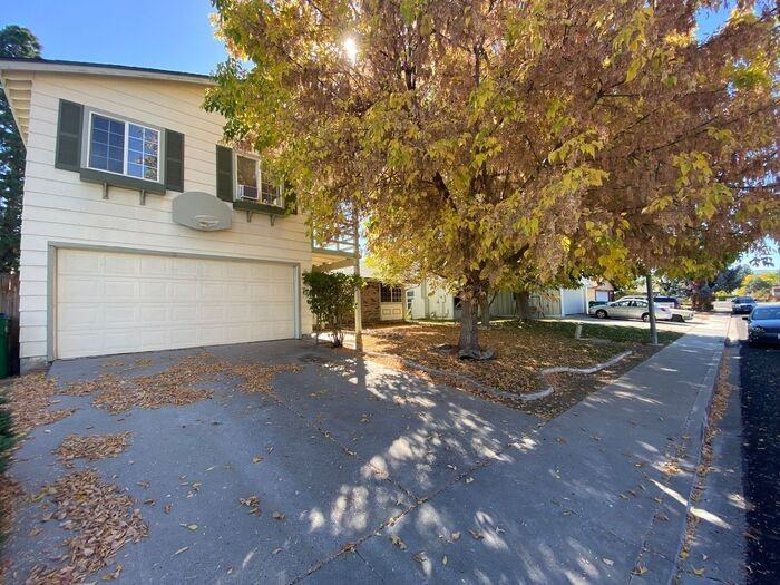 843 Glen Martin Dr - Photo 2 of 33